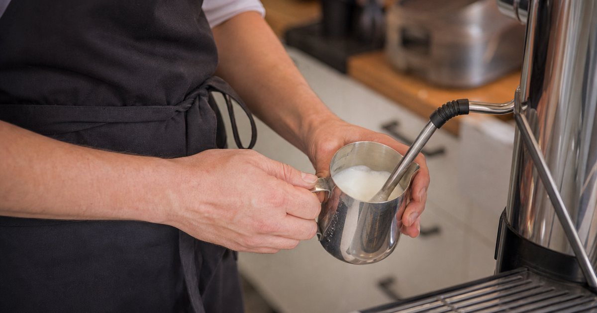 Which steam wand features matter most for milk texture on a prosumer machine?
